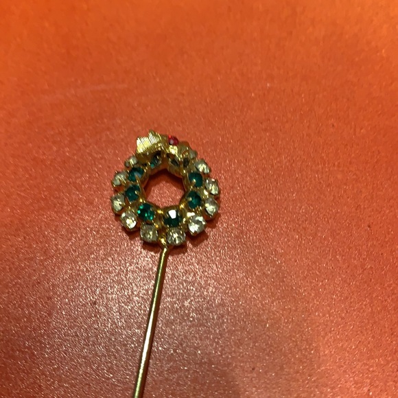 Vintage Wreath Stickpin - Picture 2 of 6